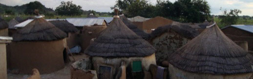 Das Dorf Gbeogo am frühen Abend