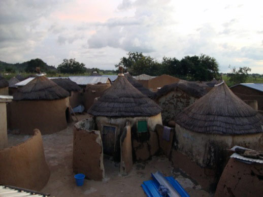 Das Dorf Gbeogo am frühen Abend